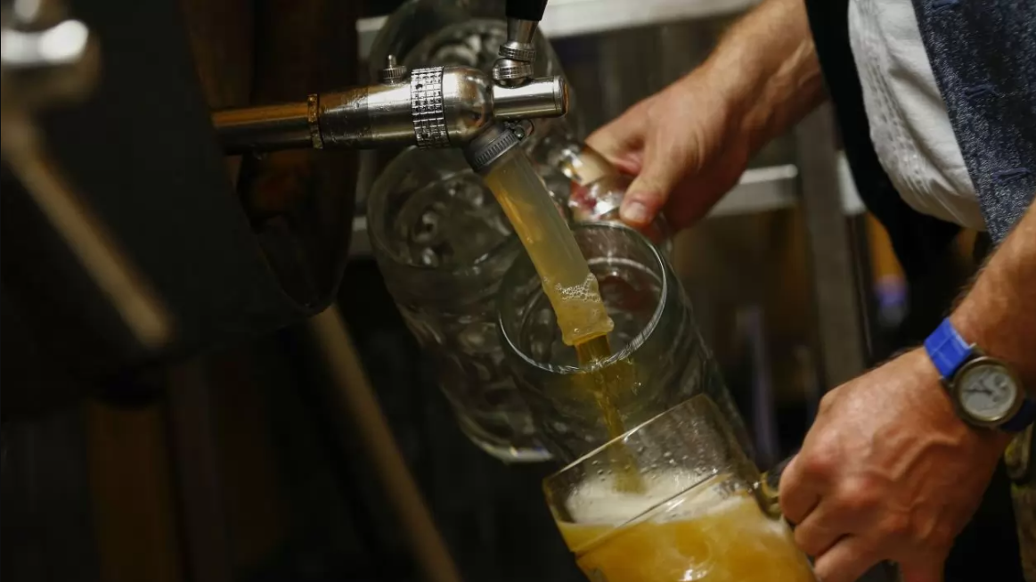 Dan permiso para reactivar producción de cerveza y luego dan marcha atrás