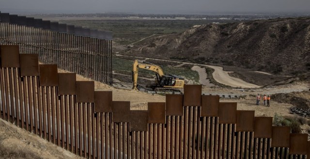 México pagará muro con ‘peaje’ fronterizo a vehículos, afirma Trump