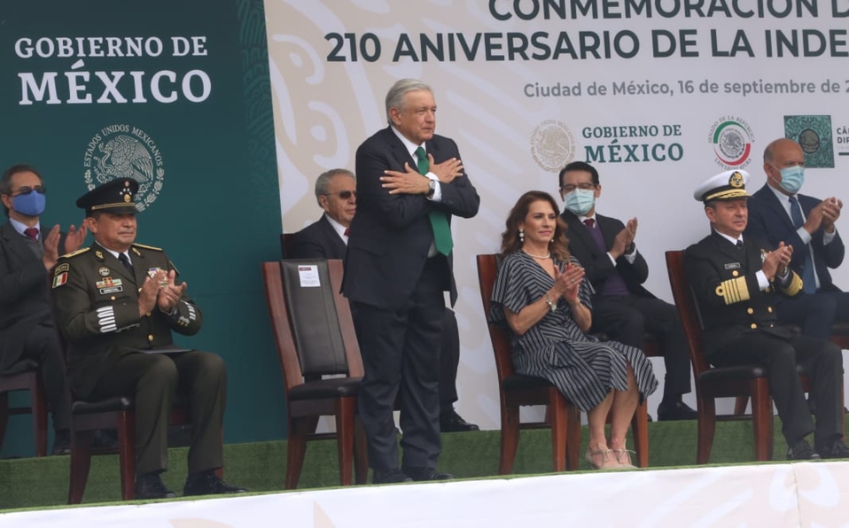 En desfile militar, AMLO entrega medalla a personal médico que atiende covid-19