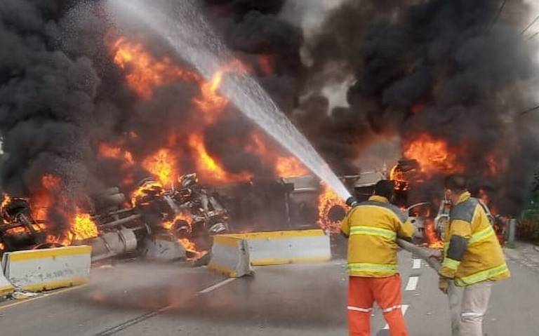 Se incendia pipa en la carretera Paraíso-Comalcalco