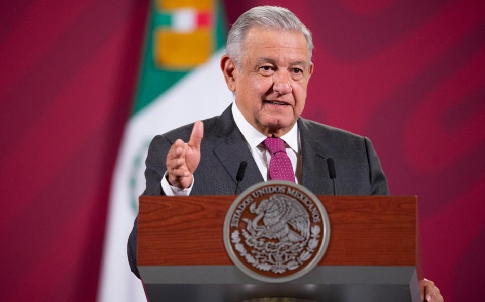 Aguinaldo donado por funcionarios se usará para comprar 80 ambulancias: AMLO