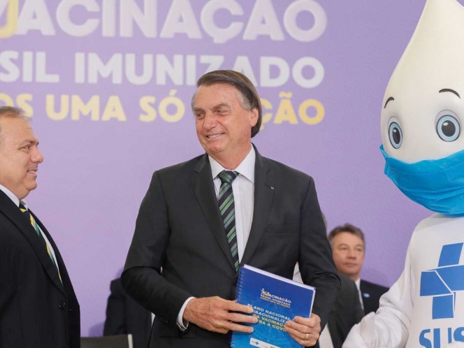 Si te conviertes en caimán, es tu problema, dice Bolsonaro sobre la vacuna