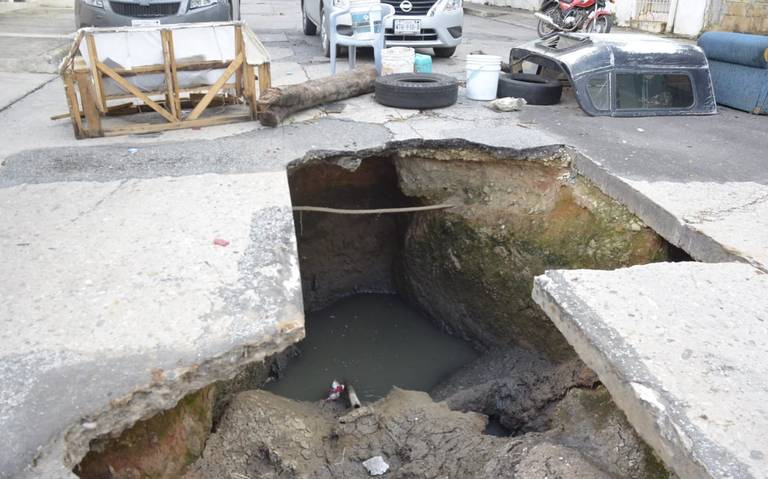 Cinco meses y aún sin reparar mega socavón en la Primero de Mayo