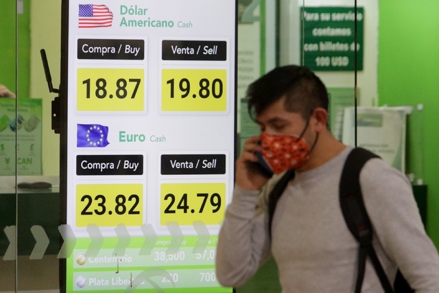 Peso se aprecia por debajo de los 20 por dólar; espera anuncio de BdeM