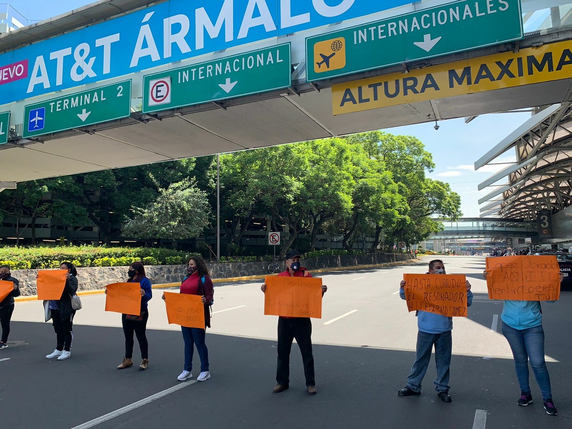 Padres de niños con cáncer bloquean acceso al AICM por falta de medicamentos