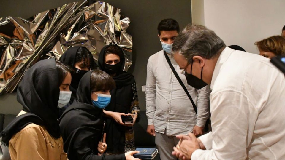 ‘México salvó nuestras vidas’, dice mujer afgana al salir de Kabul