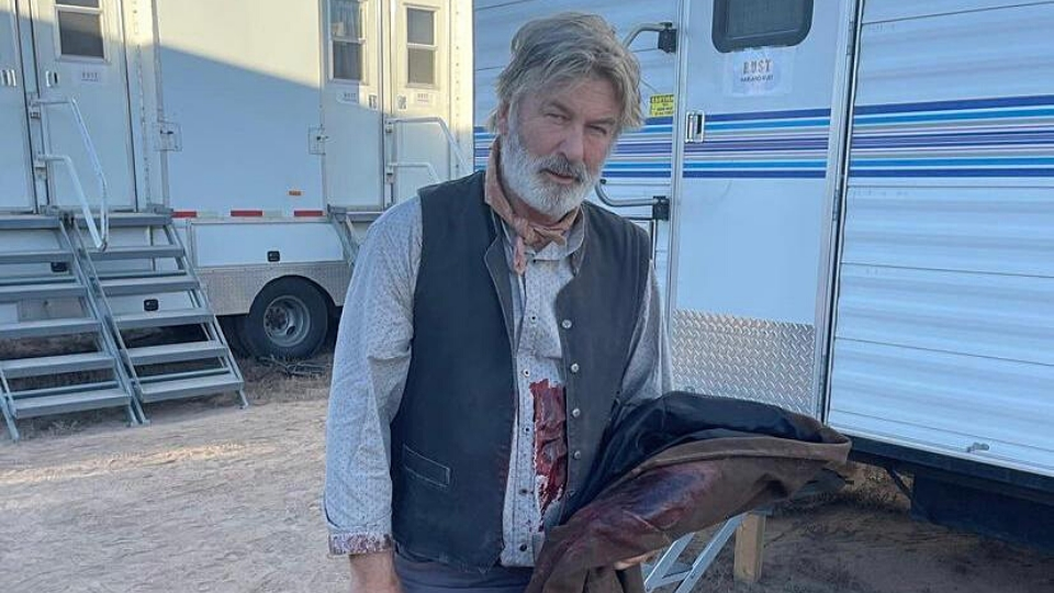 Bala de verdad habría sido puesta en el arma que disparó Alec Baldwin