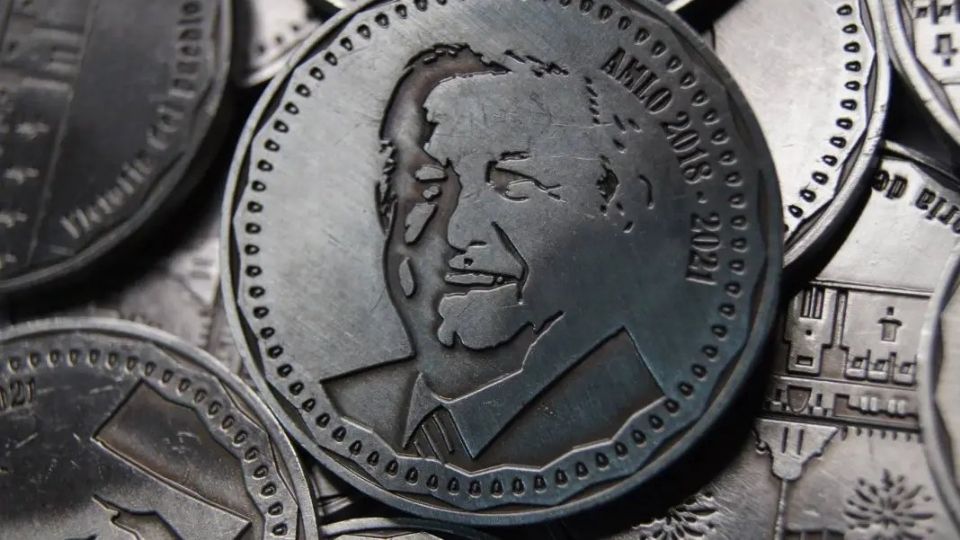 Fabrican monedas con la imagen de AMLO