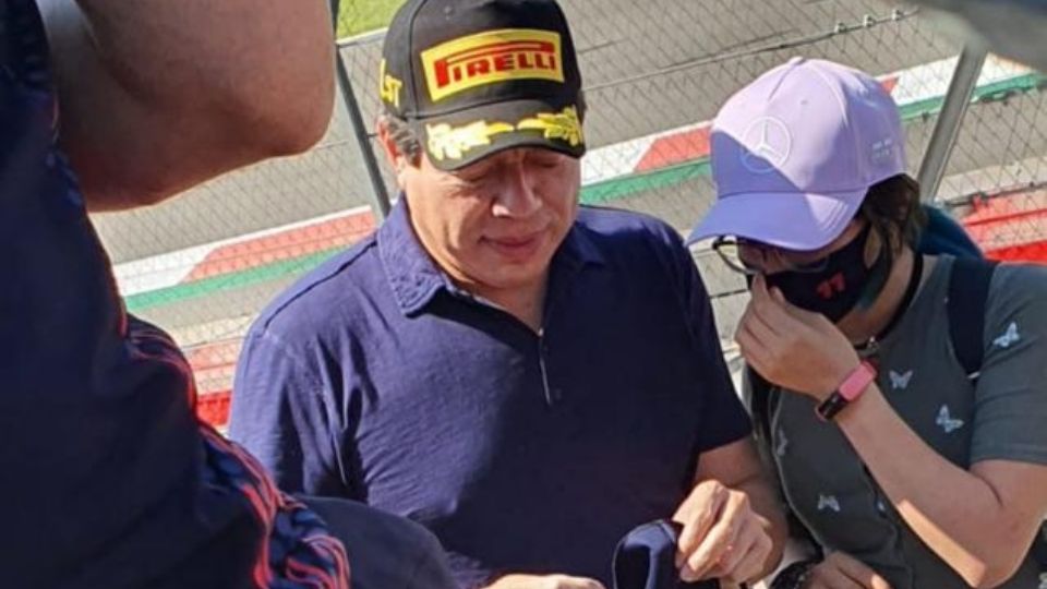 Critican a Mario Delgado por asistir al Gran Premio de México