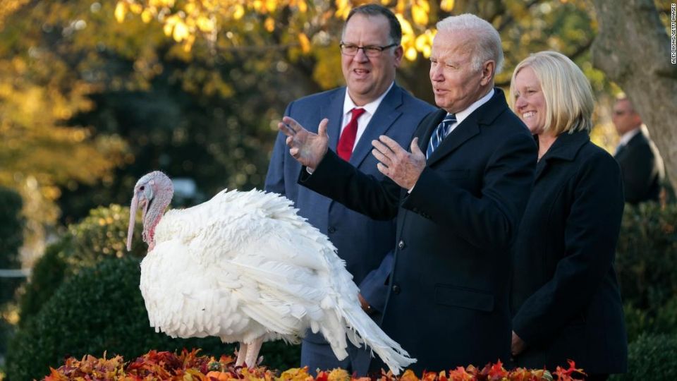 Indulta Joe Biden dos pavos previo a festejos del Día de Gracias