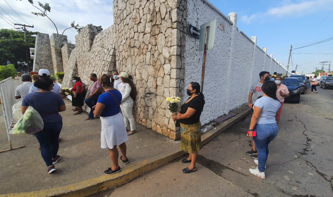 Personas acuden a los panteones a visitar a sus seres queridos