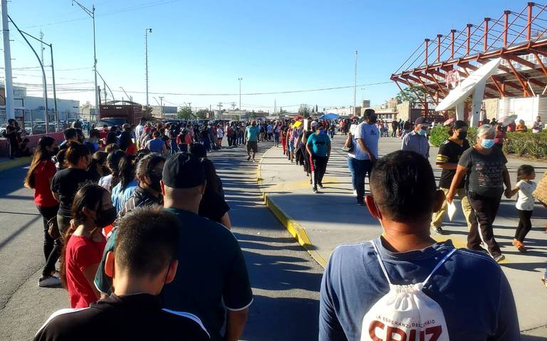 Adolescentes abarrotan el estadio de beisbol para ser vacunados vs el Covid-19