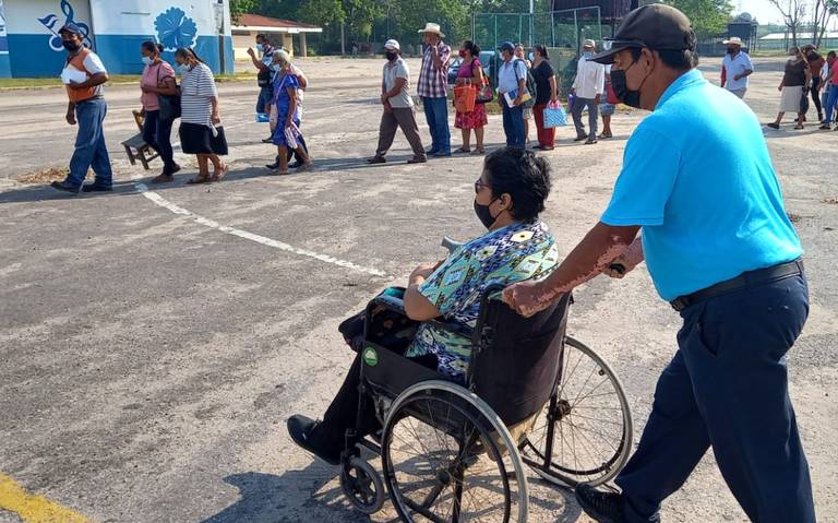Entregan en Villahermosa tarjetas Bienestar a adultos mayores