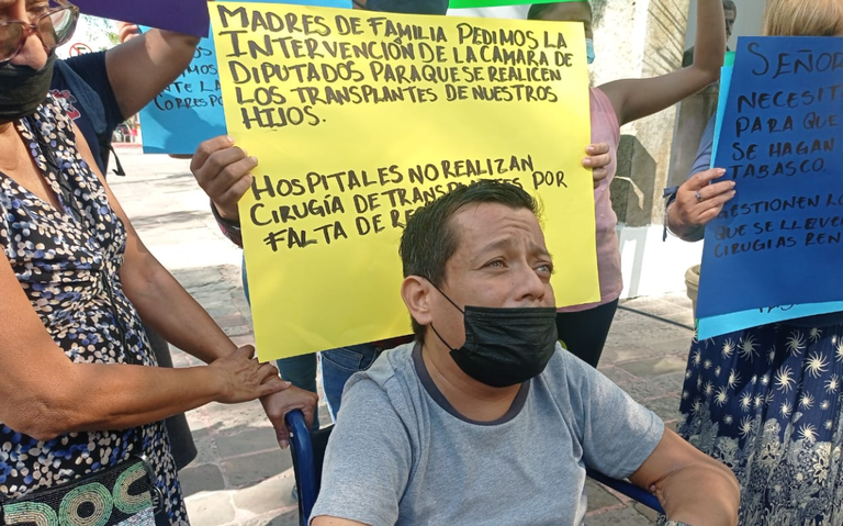 Pacientes renales protestan en Tabasco por falta de cobertura de trasplantes