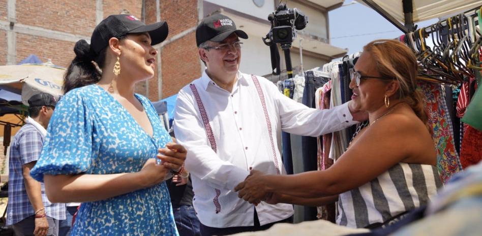 De puesto en puesto, Marcelo Ebrard recorrió el tianguis de mayor tradición de Puerto Vallarta