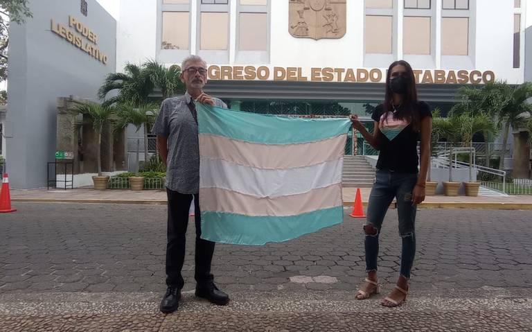 Aprueba Colectivo Trans entrega de la primer INE a un ciudadano no binario