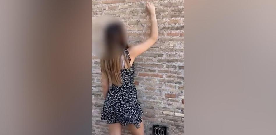 Otros jóvenes denunciados por grabar su inicial en una de las paredes del Coliseo de Roma