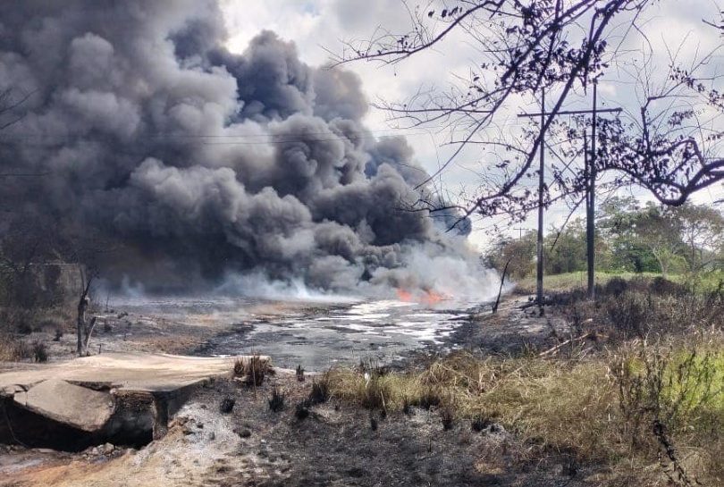 Arde terreno con derrame de petróleo