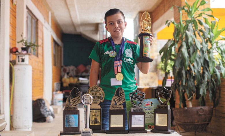 Regresa Tadeo con trofeo de campeón