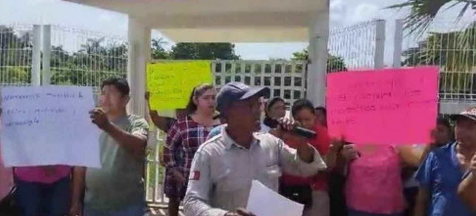 Cierran escuela secundaria estatal en Centla por falta de maestros