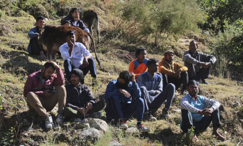 Los rescatistas excavarán en vertical para llegar a los 41 obreros atrapados en un túnel en India