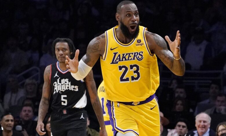 Lakers superan 130-125 a Clippers en tiempo extra