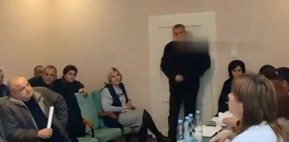 Legislador de Ucrania detona granada en ayuntamiento de Keretsk; hay 26 heridos graves