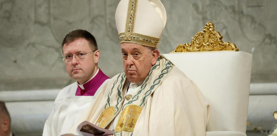 El Papa aclara que no da el “visto bueno” a parejas gays “pero bendecirlas no es herejía”