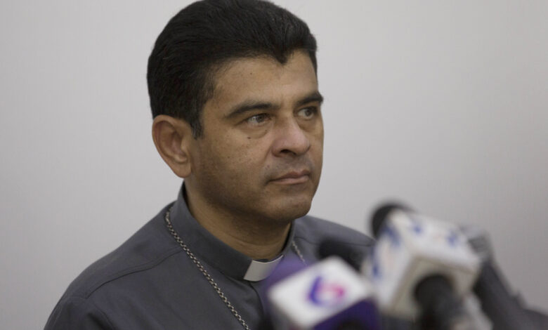 El Vaticano recibe al obispo Rolando Álvarez y 18 sacerdotes tras su excarcelación en Nicaragua