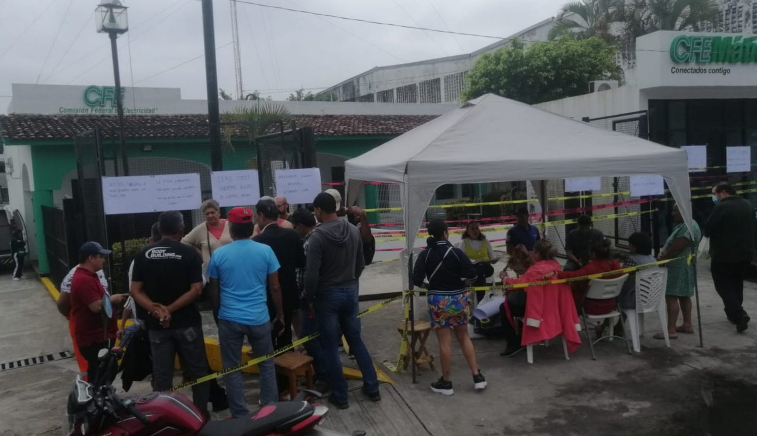 Se mantiene plantón permanente en CFE Comalcalco a falta de respuesta