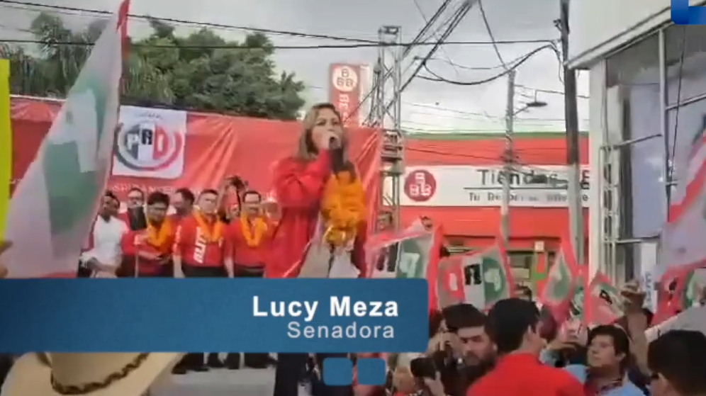 Lucy Meza, al recibir la constancia de registro como precandidata a la gubernatura de Morelos por parte del dirigente nacional del PRI
