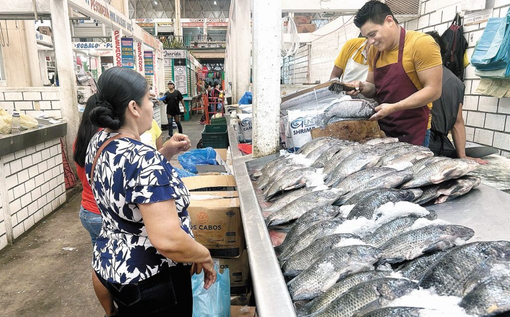 Caen ventas de pescado; ven pérdida de las tradiciones