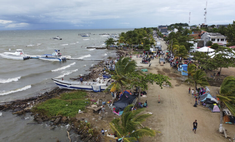 Reanudan su marcha migrantes varados