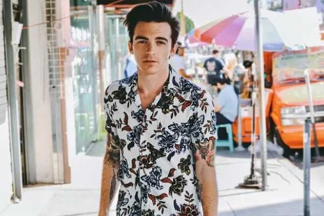A la espera del documental Quiet on Set, Drake Bell acusa a Hollywood de apoyar a Brian Peck