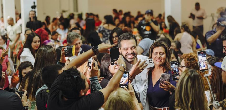 Álvarez Máynez propone vales culturales y un año más de beca para universitarios