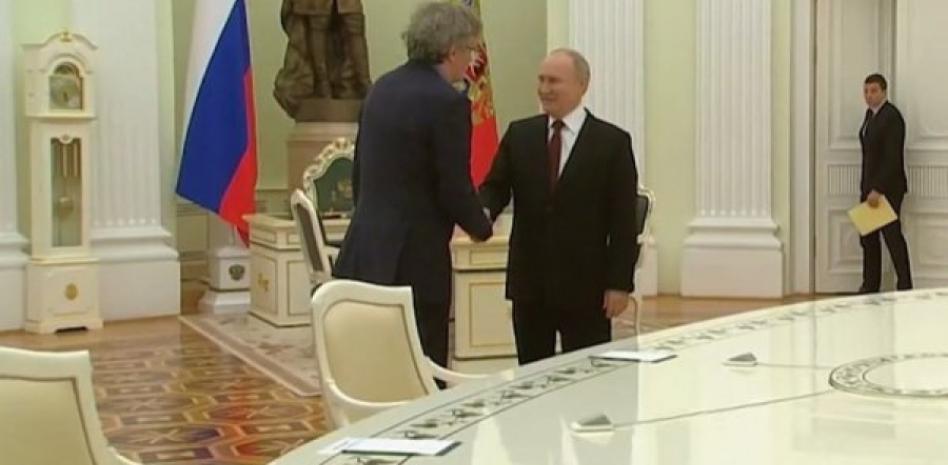 El célebre cineasta Emir Kusturica se reúne con Putin para filmar en Rusia