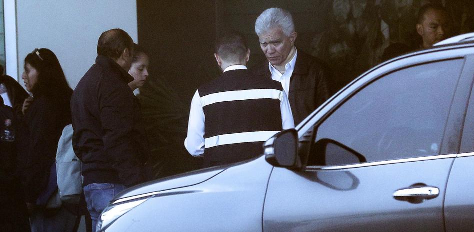 Diplomáticos amigos despiden a colegas mexicanos en el vuelo de vuelta desde Quito