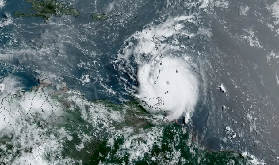 Beryl se aproxima a Jamaica como un devastador huracán de categoría 5