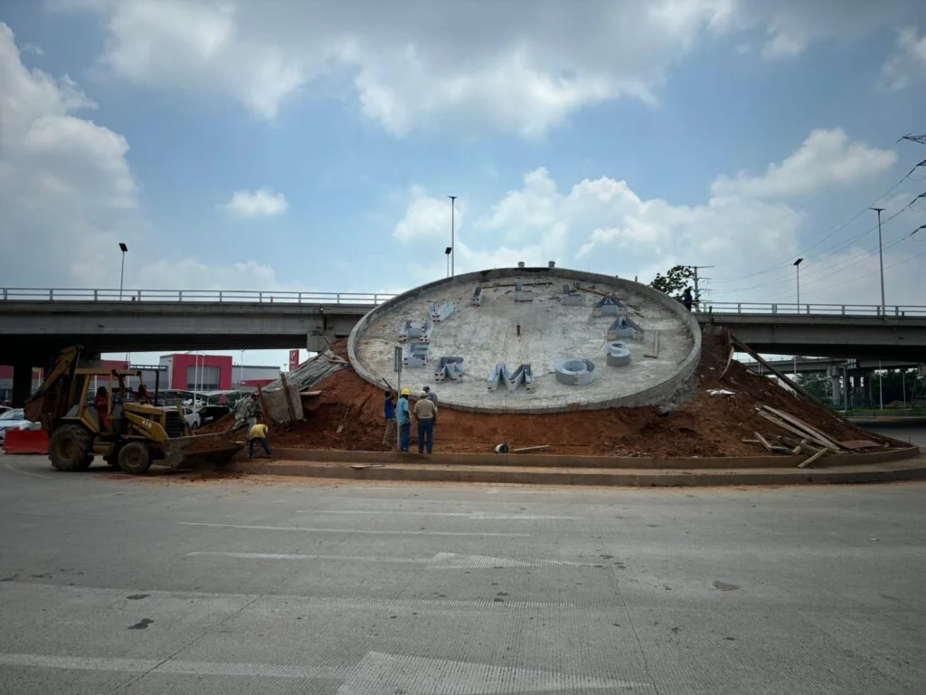 Avanza construcción de reloj floral; colocan diseño
