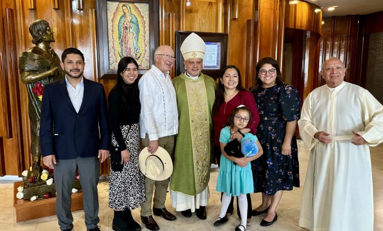 Ken Salazar asiste a la basílica de Guadalupe