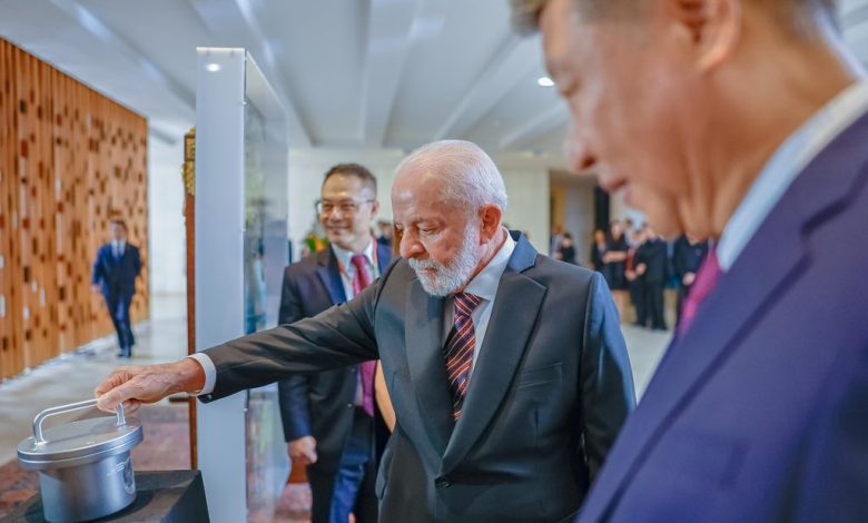 Presidente de Brasil sigue en cuidados intensivos pero está mejorando, dicen médicos