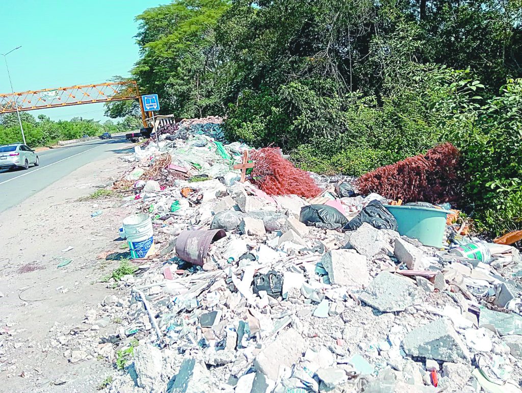 Convierten vía a Frontera en mega basurero