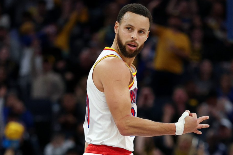 Stephen Curry se roba la noche con cuarta mejor marca anotadora