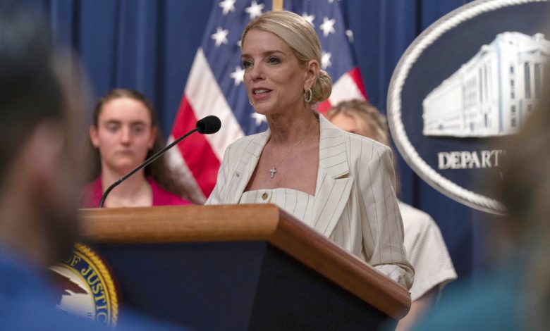 Trump demanda a Maine por participación de atletas transgénero en deportes femeninos