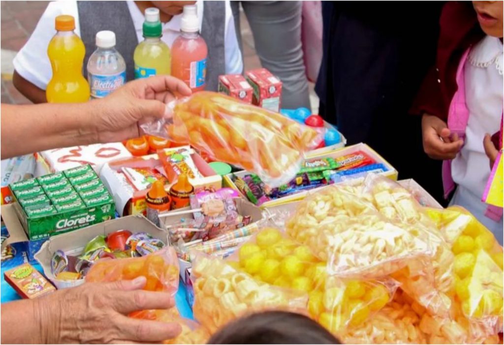 Centro impulsa programa para regular venta de comida chatarra en escuelas