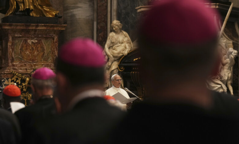 León XIV reafirma el celibato sacerdotal y exige acciones “firmes” contra los abusos sexuales