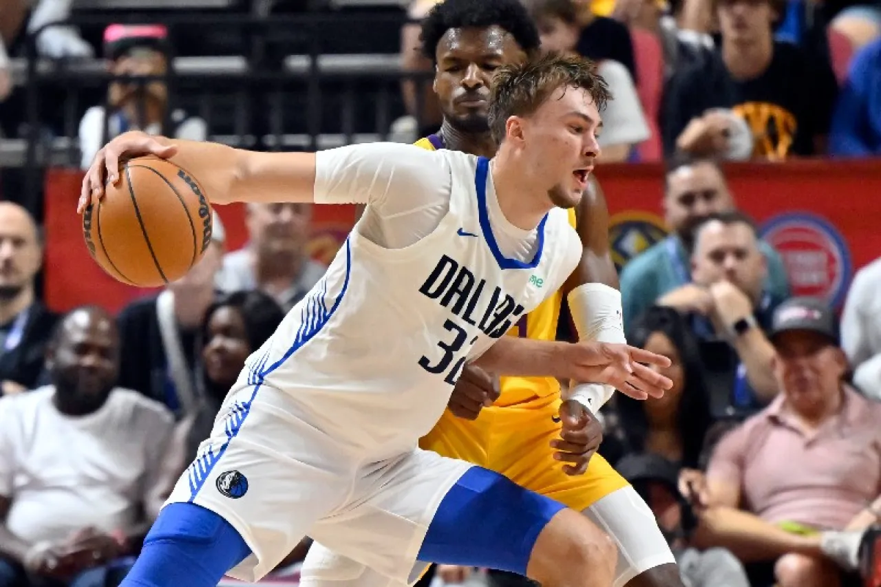 Debuta Cooper Flagg con los Mavericks de Dallas