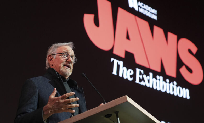 Inaugura Steven Spielberg exposición de Tiburón