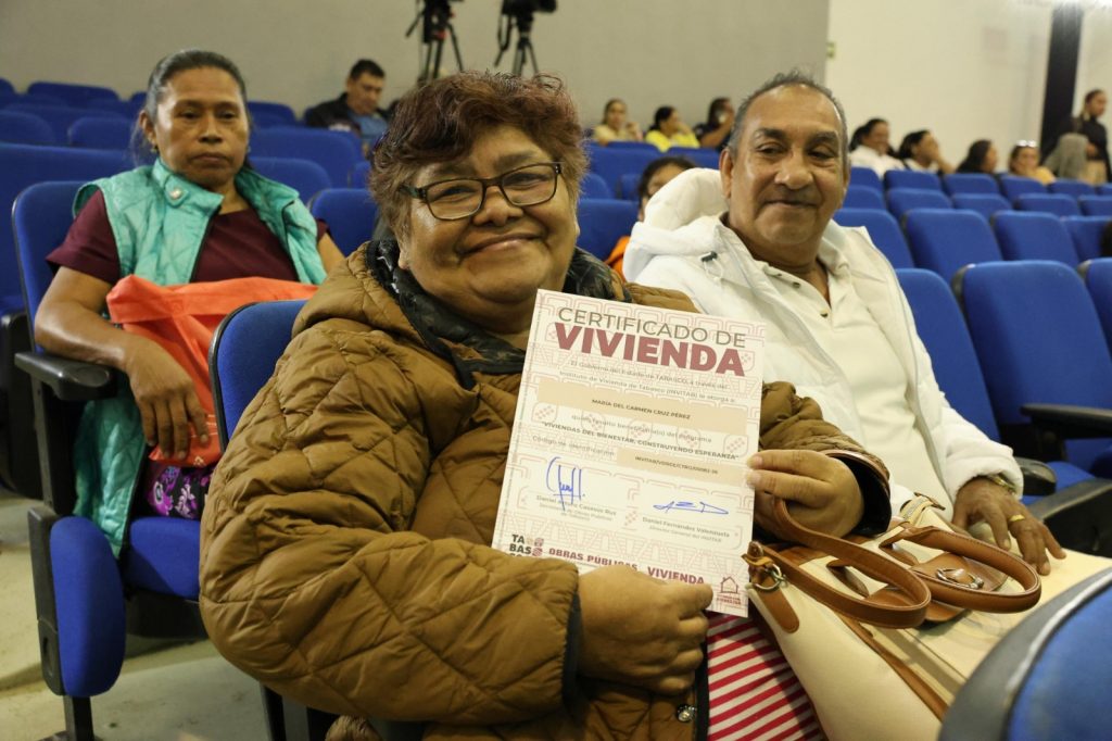 Entregan a 100 mujeres su certificado de vivienda
