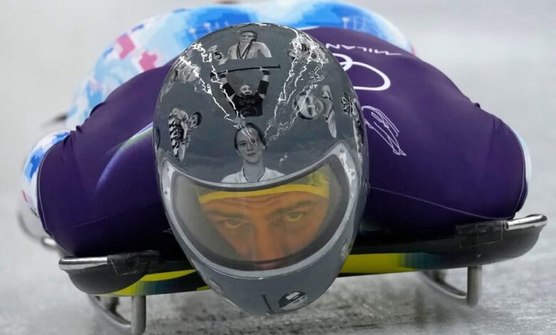 Lo vetan por honrar en su casco a atletas caídos